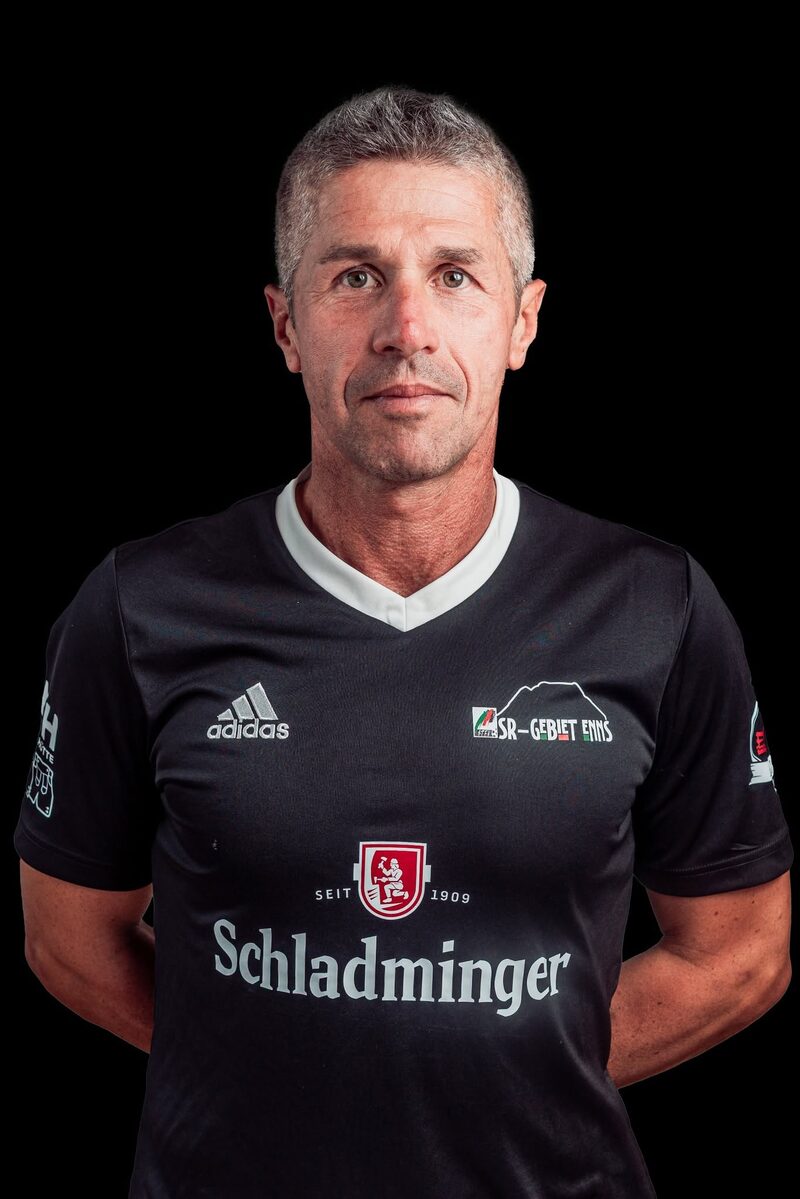 Zweiter Schiedsrichter, Name folgt